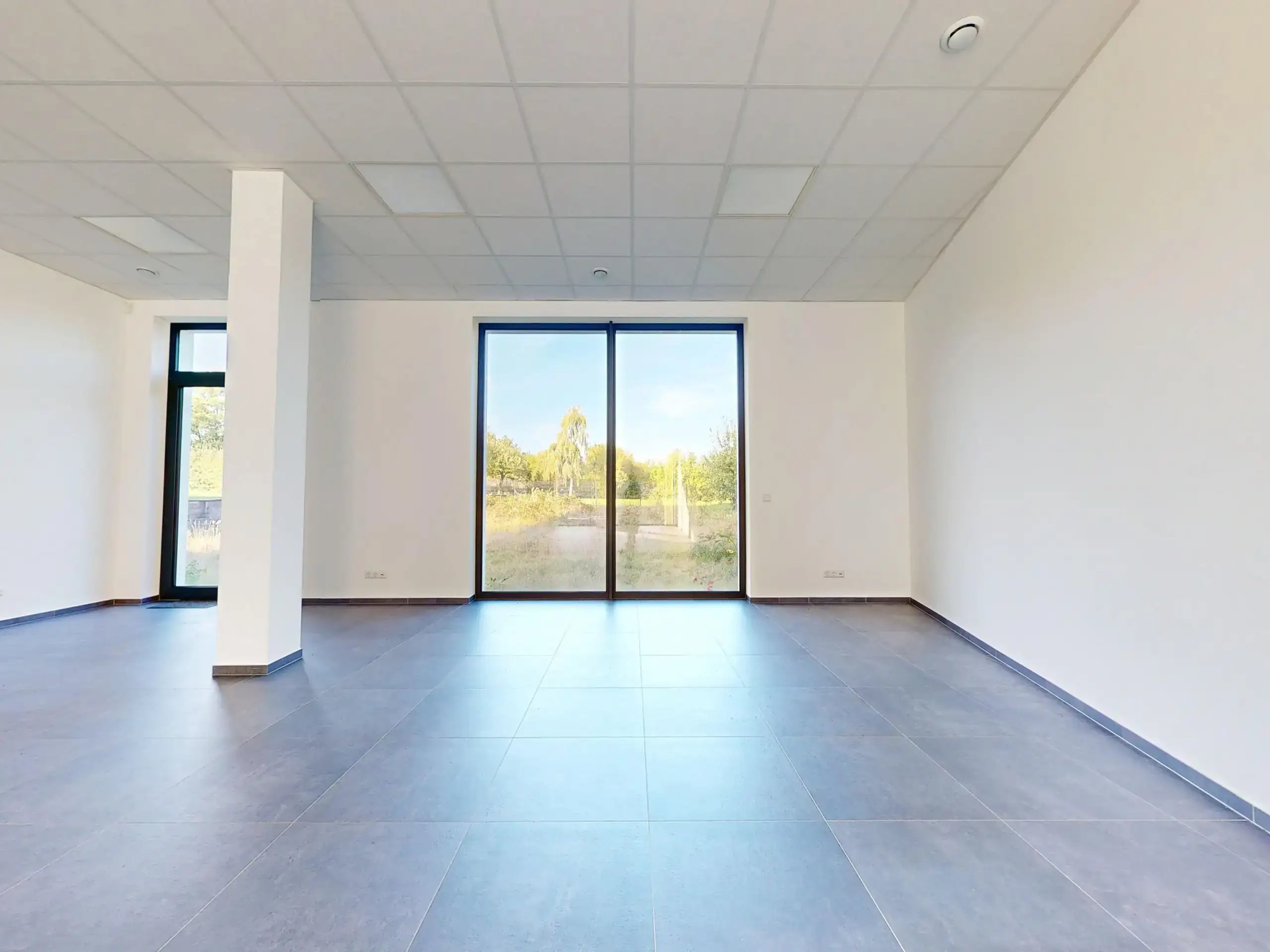 SGIMMOBILIER – Bureaux Mamer – Espace gauche vers jardin ter