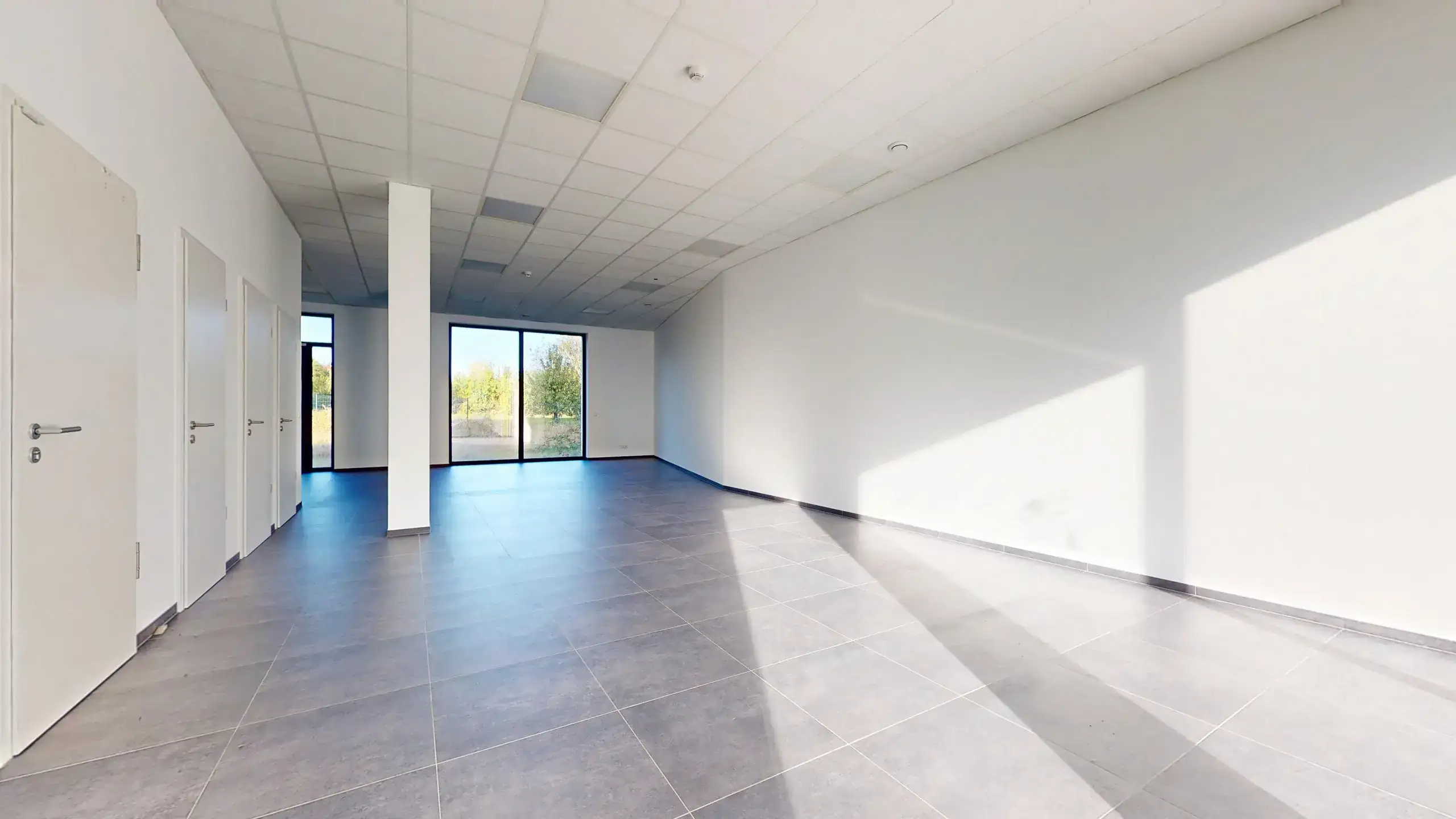 SGIMMOBILIER – Bureaux Mamer – Espace gauche vers jardin